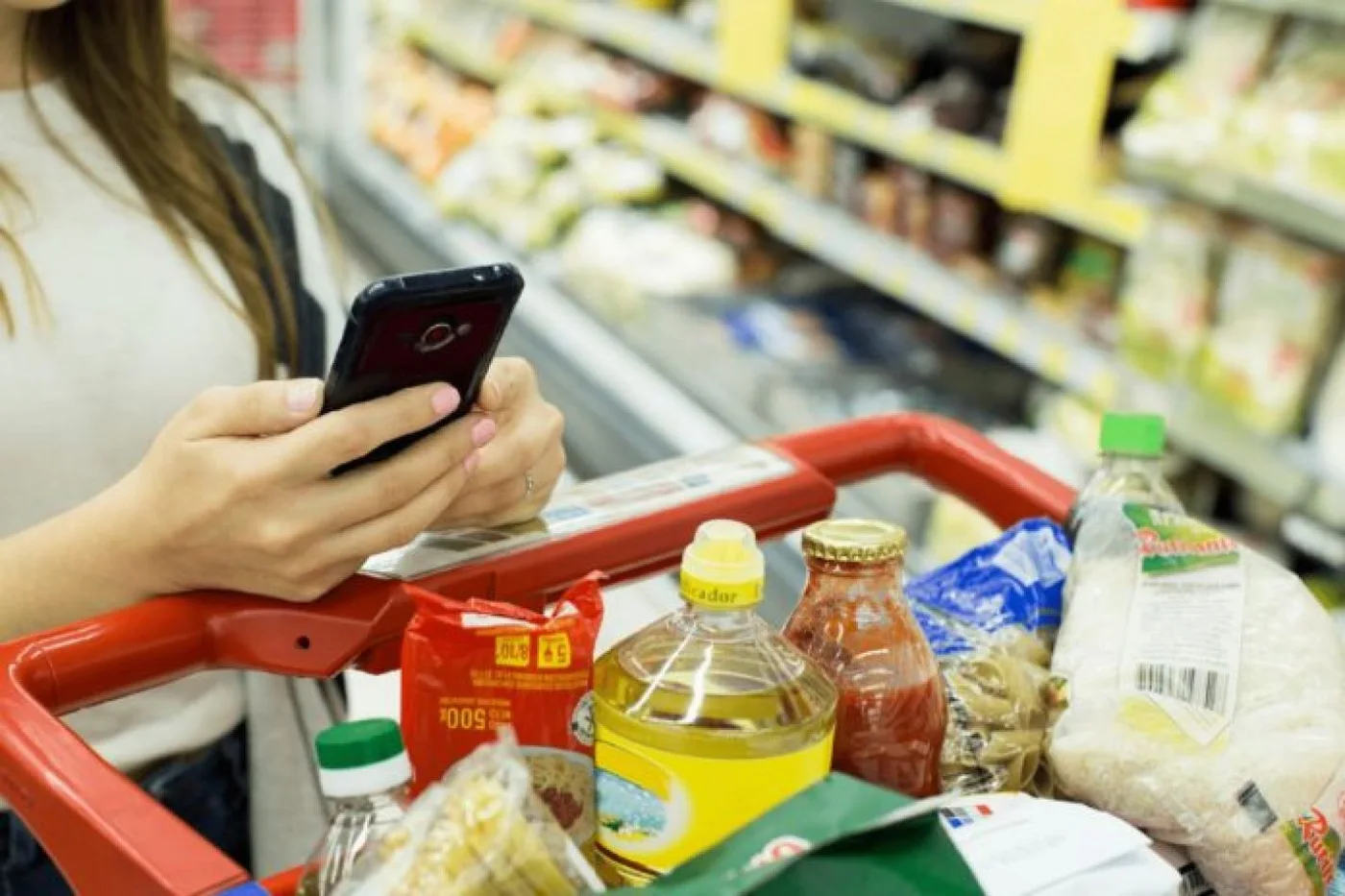 Lanzan una canasta de precios fijos, impresos en los envases