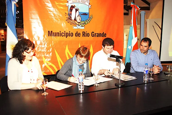 Ríos y Melella firman el convenio. Los miran Yutrovic y Tita.