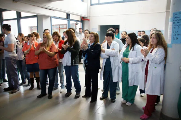 Profesionales del nosocomio local, a minutos de comenzar la asamblea.