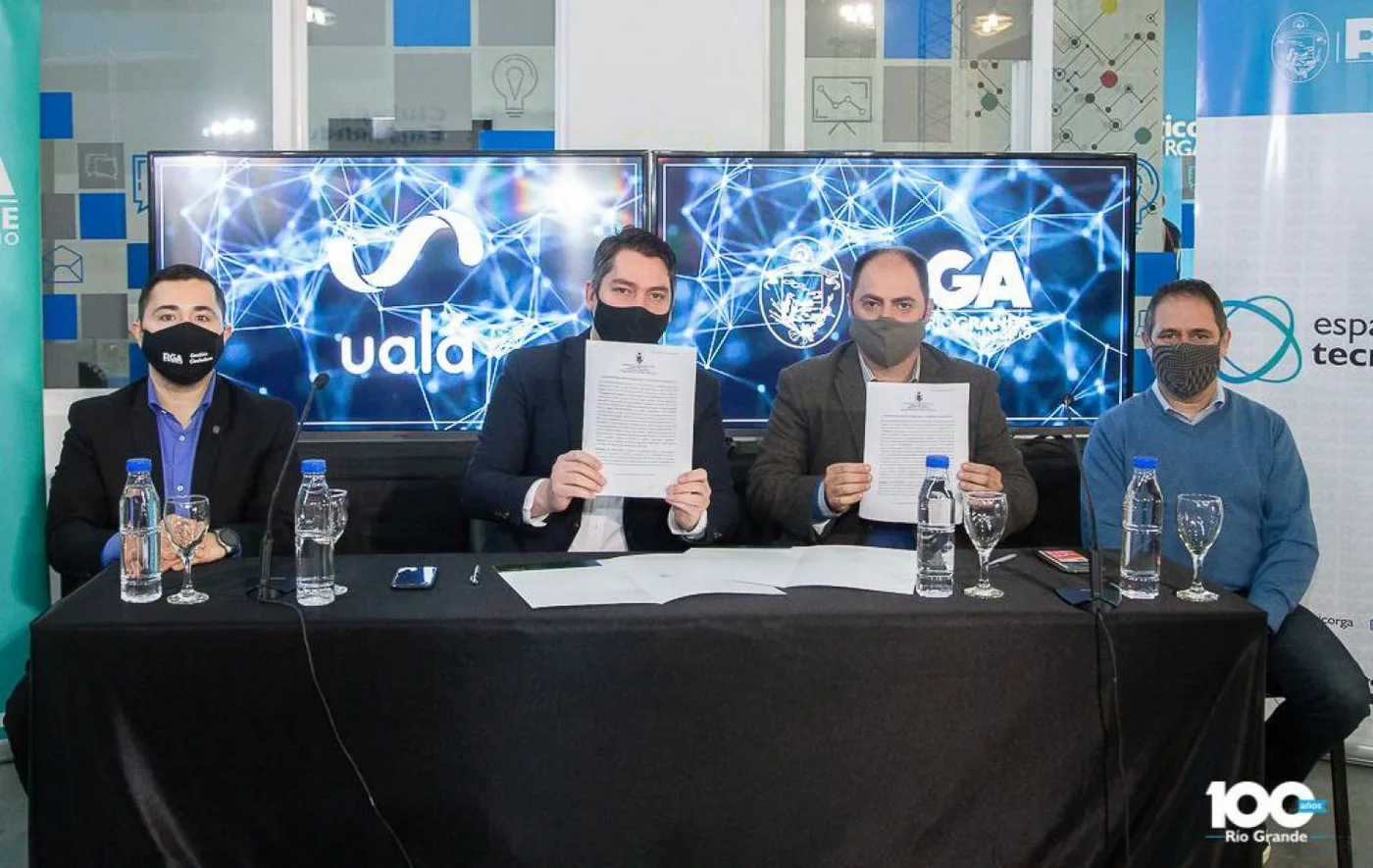 El intendente Martín Perez firmó un convenio marco con autoridades de la empresa Ualá.