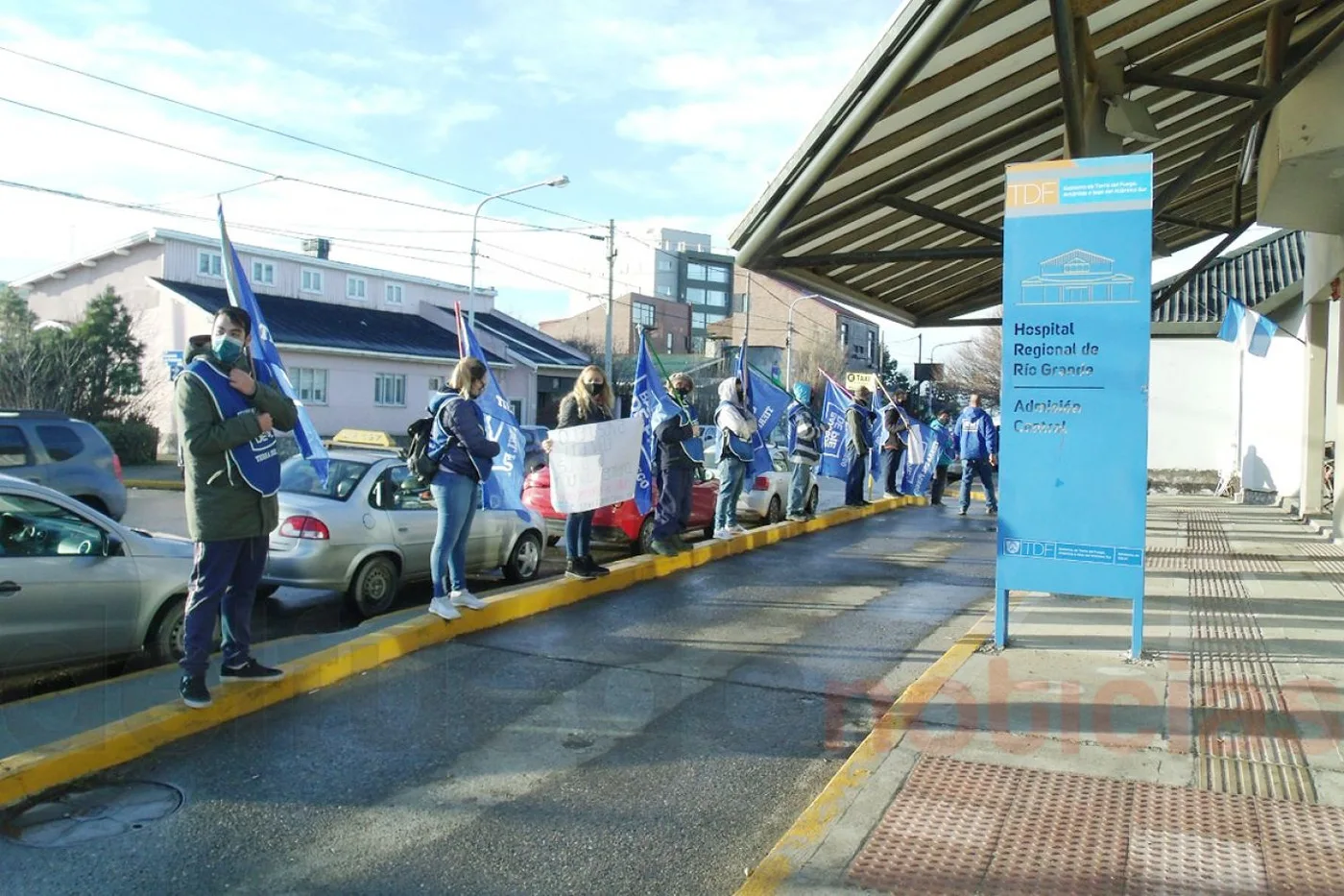 Los integrantes de Somos Barrios de Pie, abrazaron al Hospital de Río Grande.