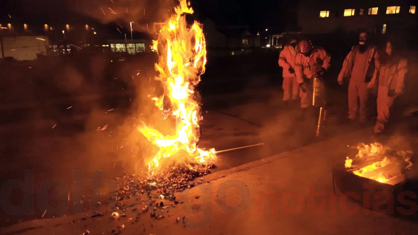 Tradicional quema del muñeco en el San Vicente de Paul