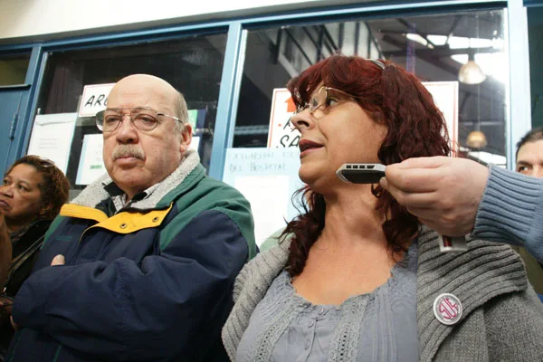 Mónica Moyano habla en la asamblea. A su lado, el edil Esteban Martínez.