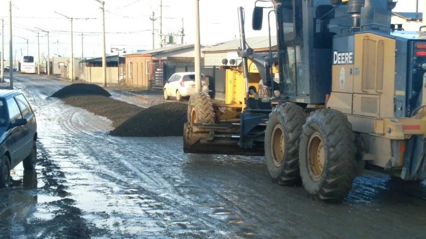 Máquinas viales y personal municipal trabajan en el mantenimiento de calles de ripio
