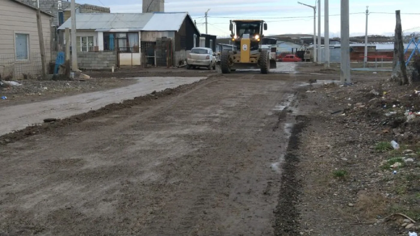 Máquinas viales y personal municipal continúan el trabajo en las calles de ripio