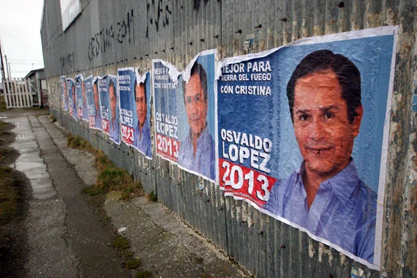 Los afiches de Osvaldo López ya aparecieron en las paredes de la ciudad.