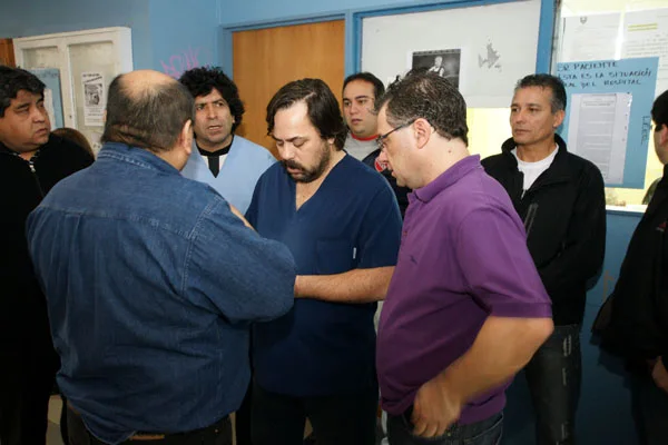 Godoy (de espaldas), Pérez y Macri, los representantes de ATSA que acudieron a la ruenión.