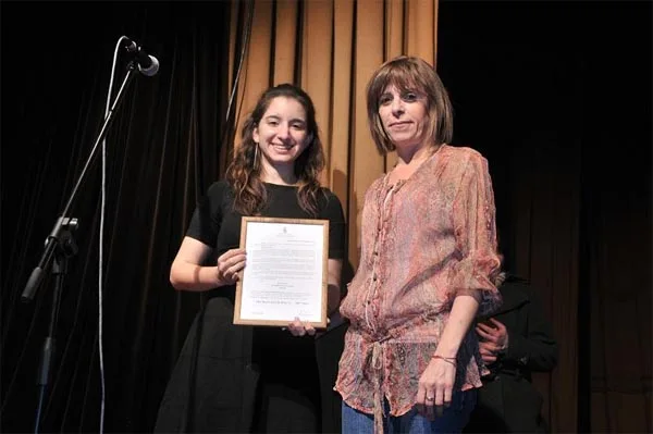 Los egresados recibieron con agrado el diploma.