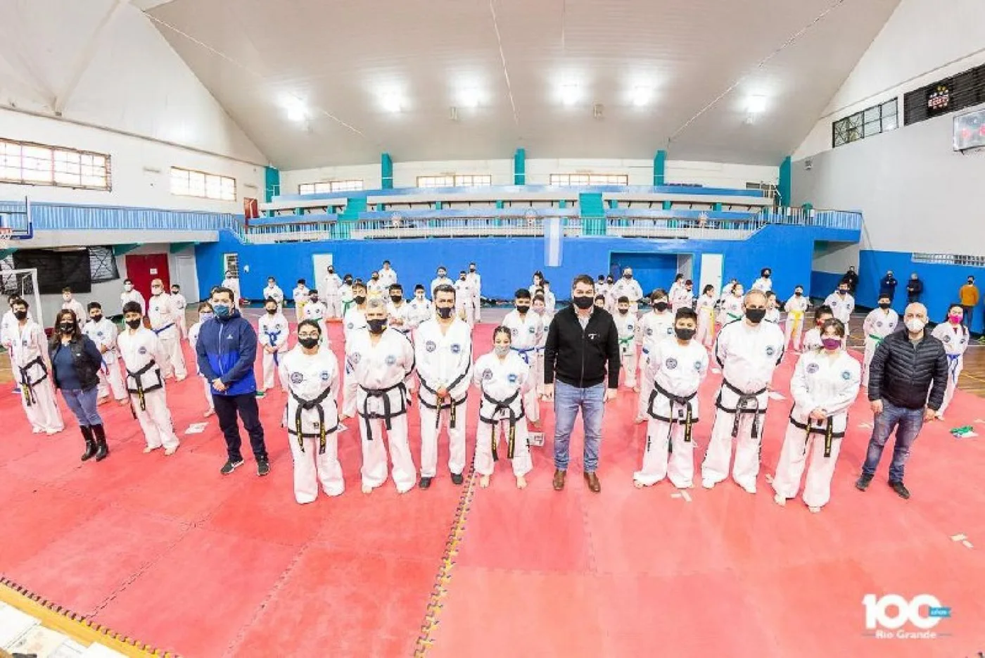El intendente Martín Perez participó de la entrega de cinturones a alumnos de la escuela municipal de taekwondo.