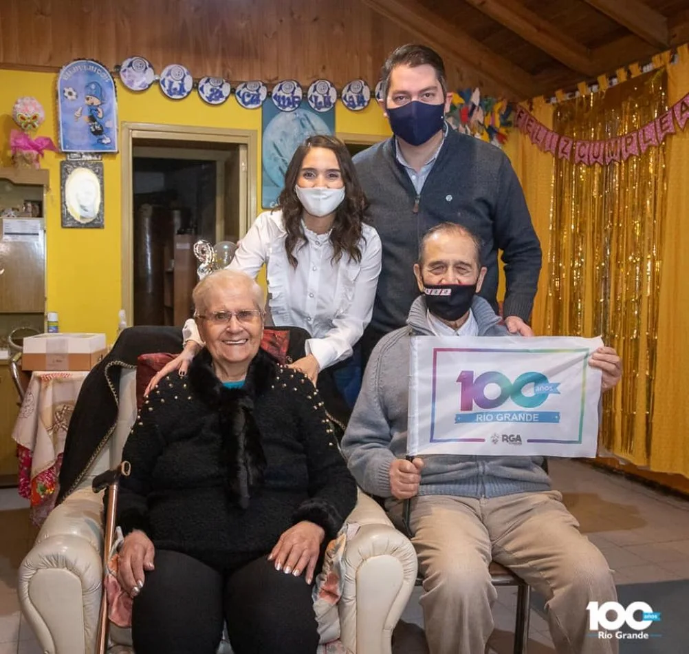 En el día de nuestro Centenario, Isolina cumple 93 años y nos recibió en su casa.