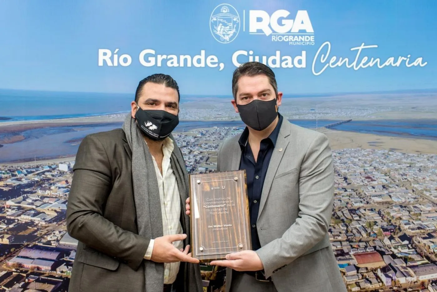 El intendente de Ushuaia Walter Vuoto, junto al intendente de la ciudad de Río Grande, Martín Perez.