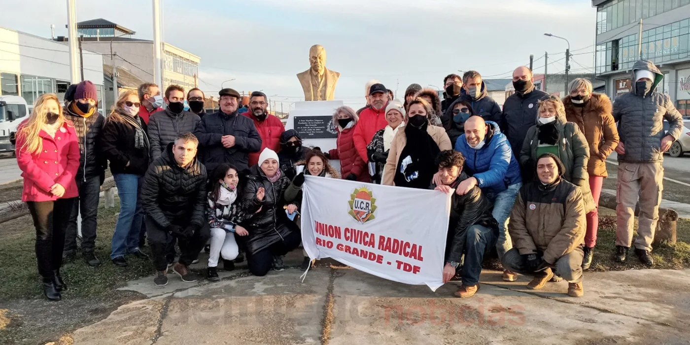 Integrantes de la UCR de Río Grande descubrieron una placa en homenaje a Hipólito Yrigoyen en el aniversario 169 de su natalicio en el marco del Cente