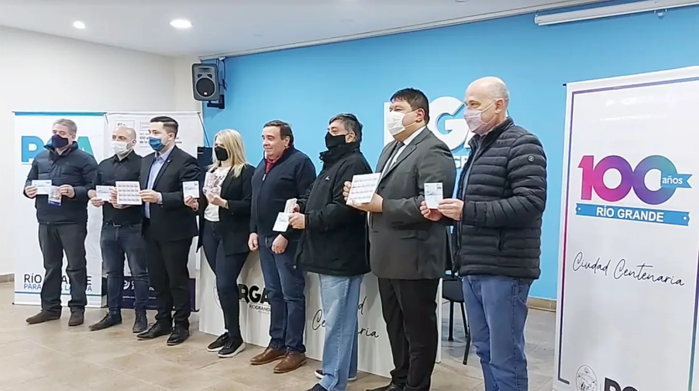 Autoridades municipales junto Miguel Casielles, en la presentación del sello postal.