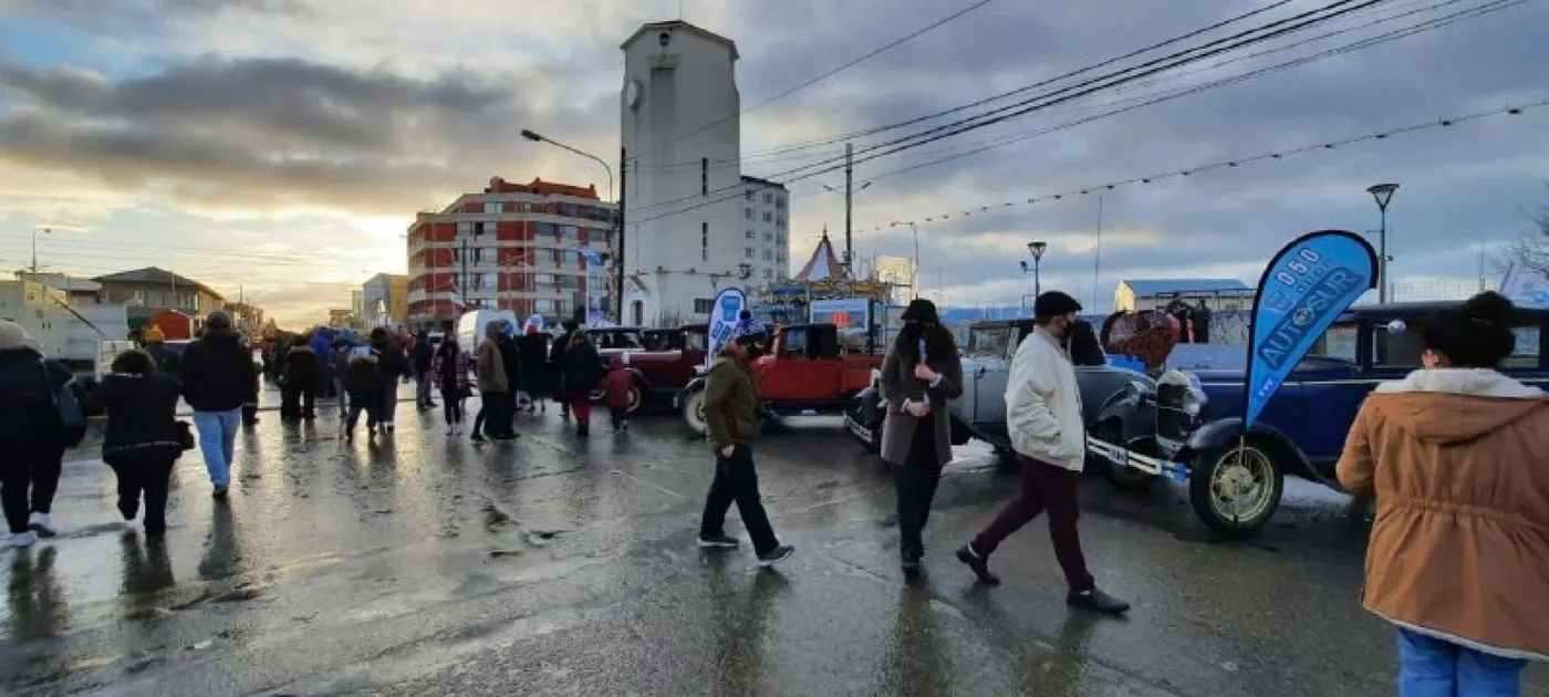 Cientos de familias disfrutaron de la recorrida de autos antiguos