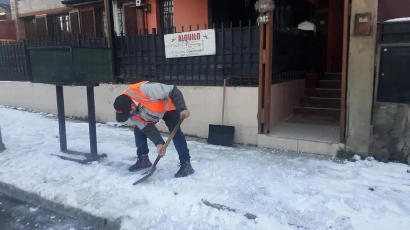 Se realizan trabajos de limpieza de hielo y nieve en veredas de adultos mayores