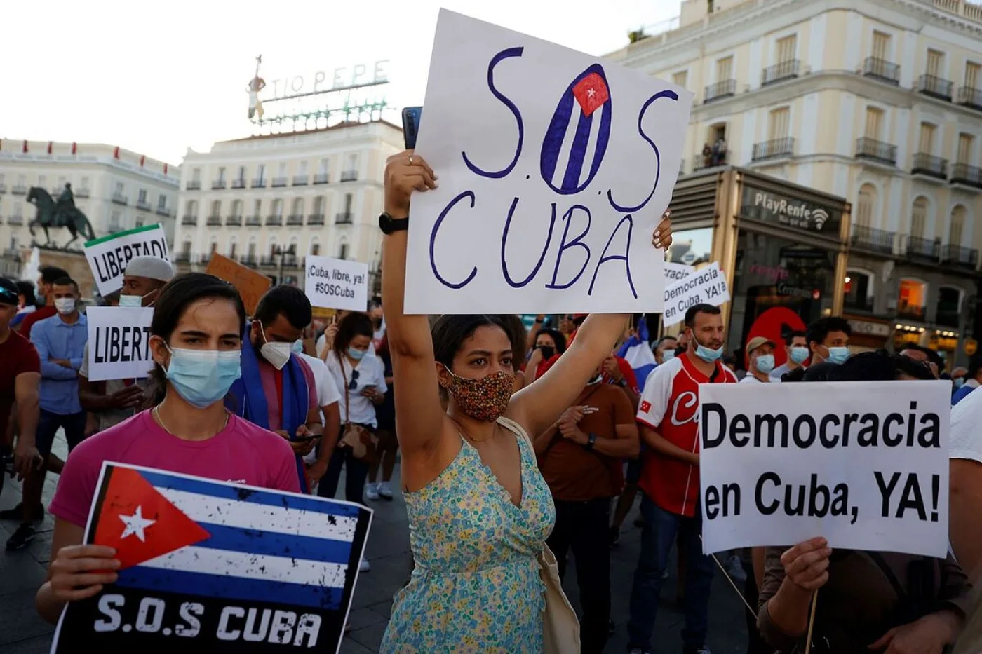 Los cubanos se manifiestan en las calles de La Habana.