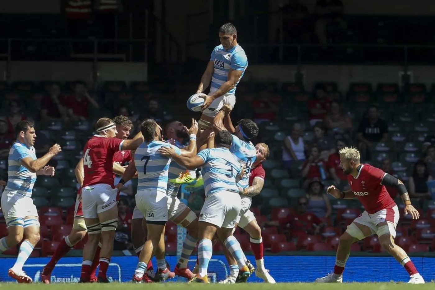 Pablo Matera gana el lineout durante el segundo partido entre Gales y los Pumas en el estadio del Principado de Cardiff.