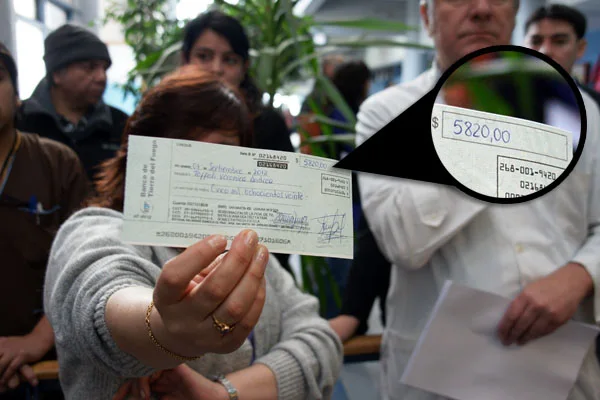 Una enfermera muestra su cheque para desmentir al Ministerio de Salud.