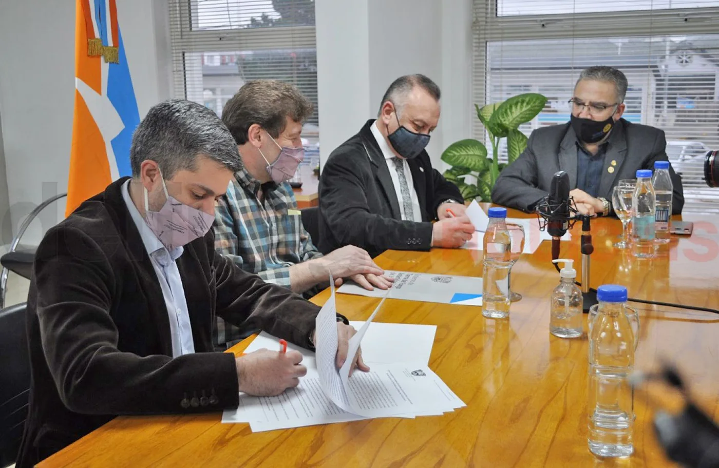 Funcionarios provinciales junto a las autoridades de Rotary Club Río Grande.