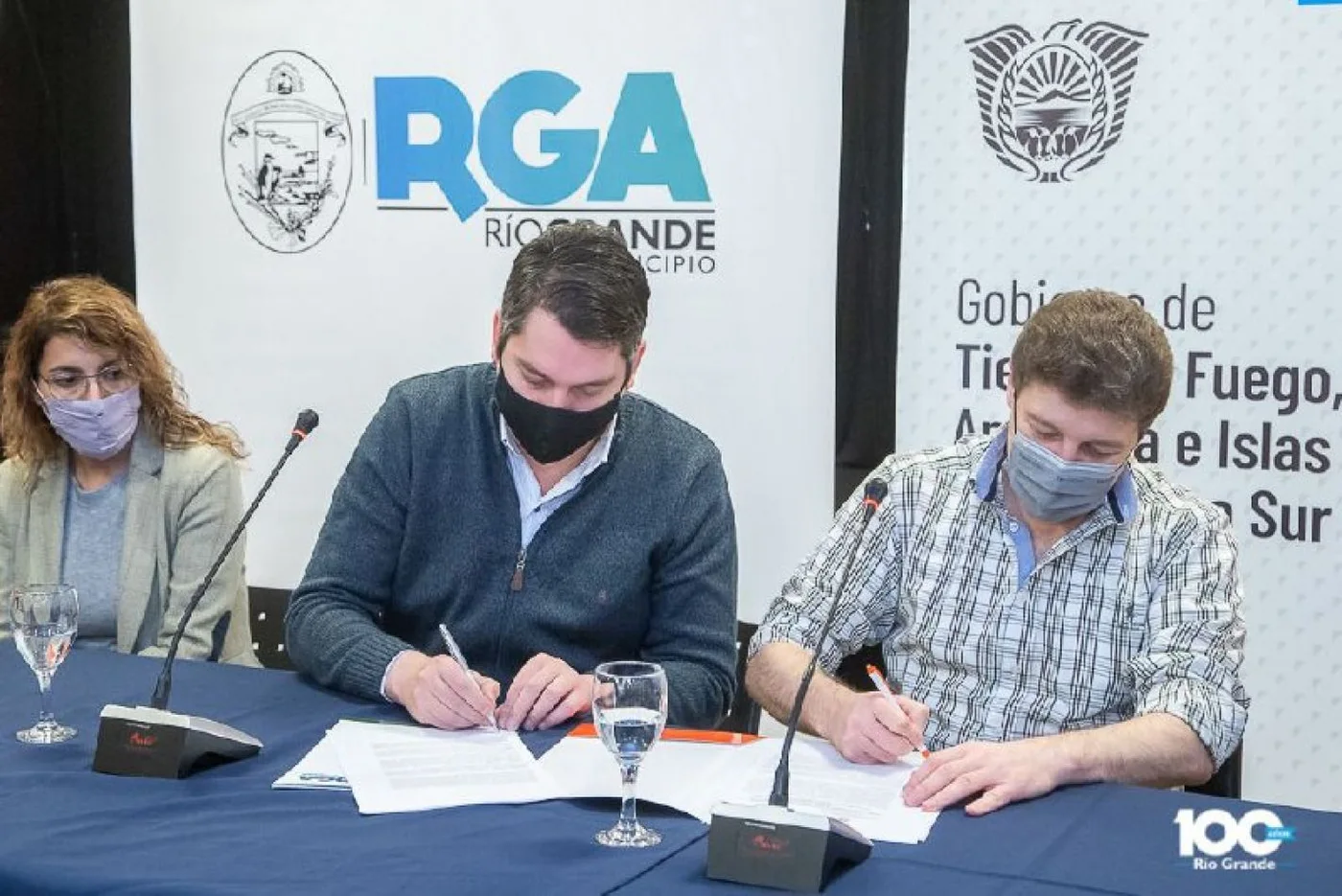 El intendente Martín Perez, junto al gobernador Gustavo Melella.