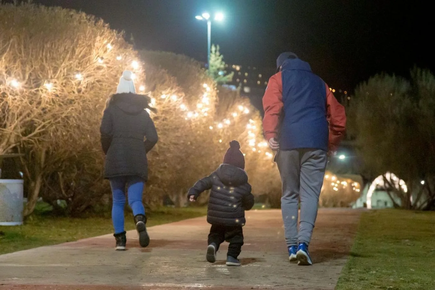 Municipio de Ushuaia invita a recorrer la ambientación de invierno en el Paseo de las Rosas