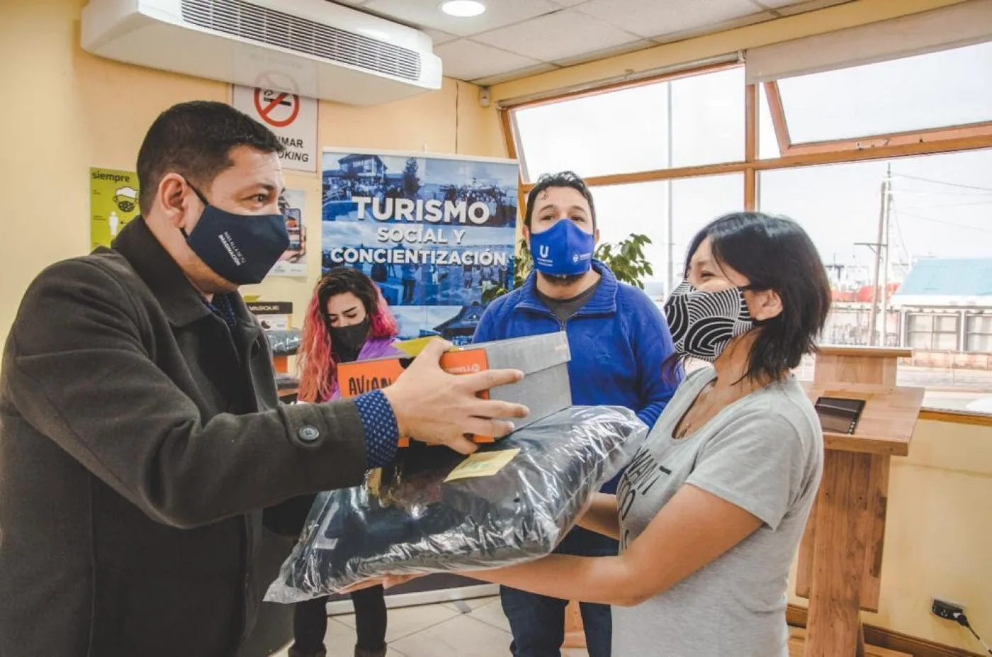 secretario de Turismo de la Municipalidad de Ushuaia, David Ferreyra entregó indumentaria y equipos de protección personal del área.