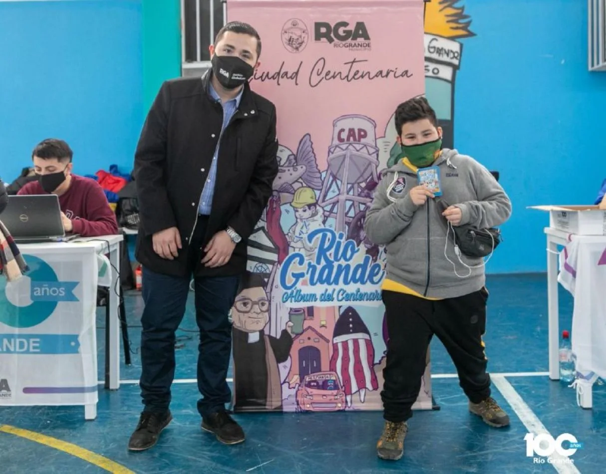 El secretario Gonzalo Ferro encabezó la nueva jornada de entrega de figuritas del Centenario.