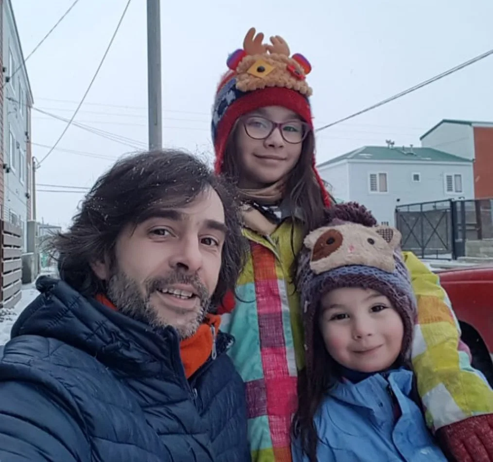 El profesor Pablo Lasalle, autor de la canción “Yo Soy”, junto a sus hijas Renata y Olivia.
