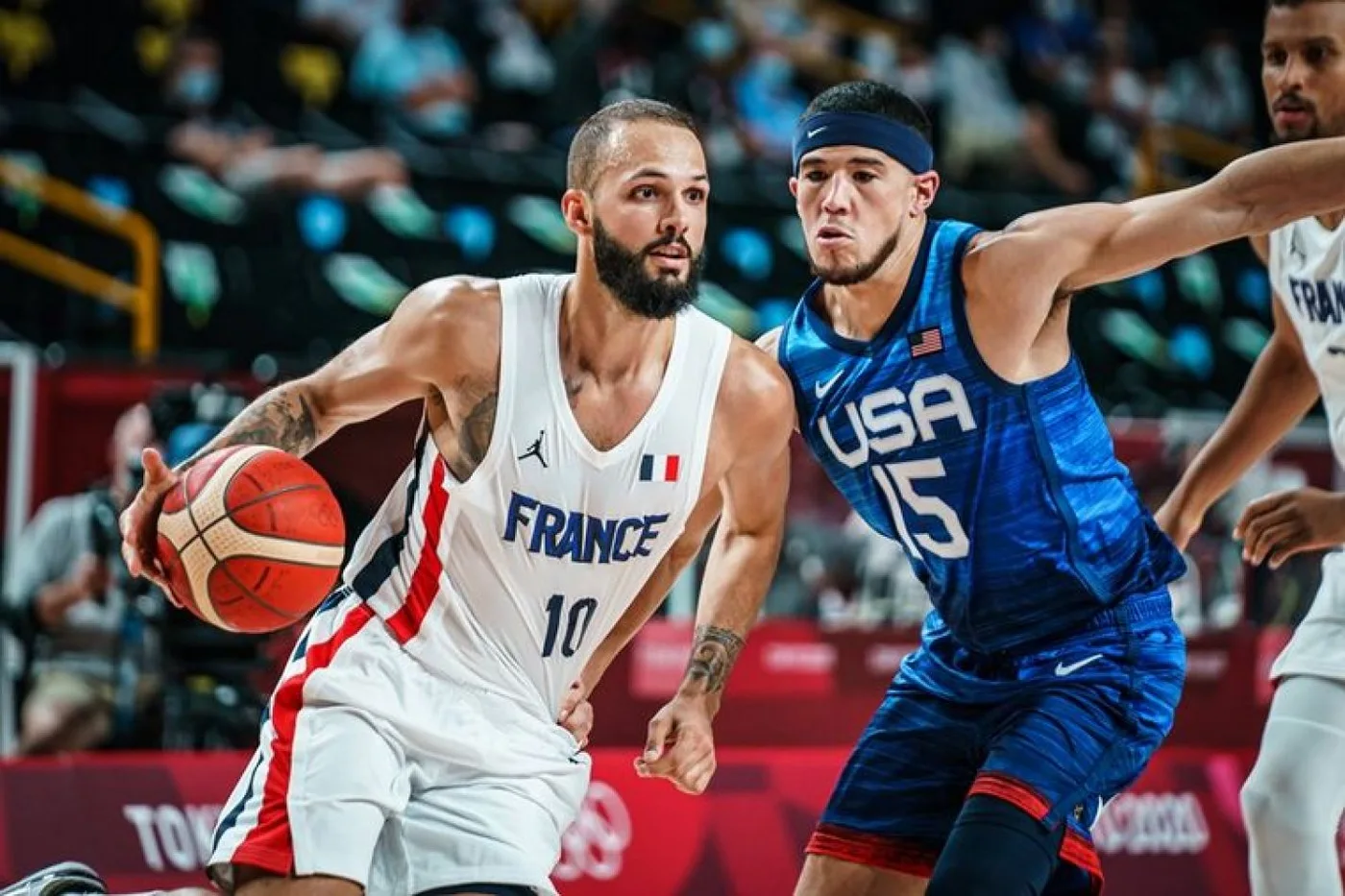 Evan Fournier driblea ante la marca de Devin Booker.