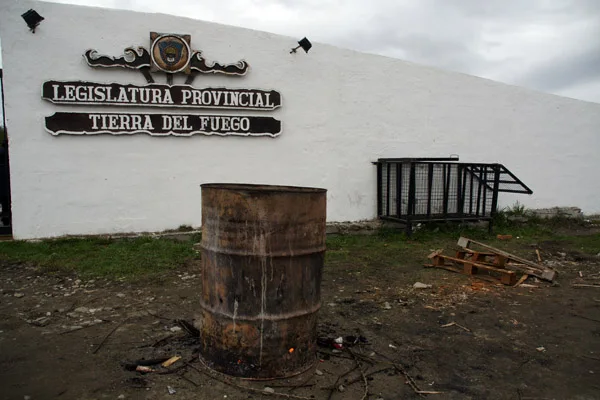 El tacho con fuego, testigo mudo de una protesta que no fue.