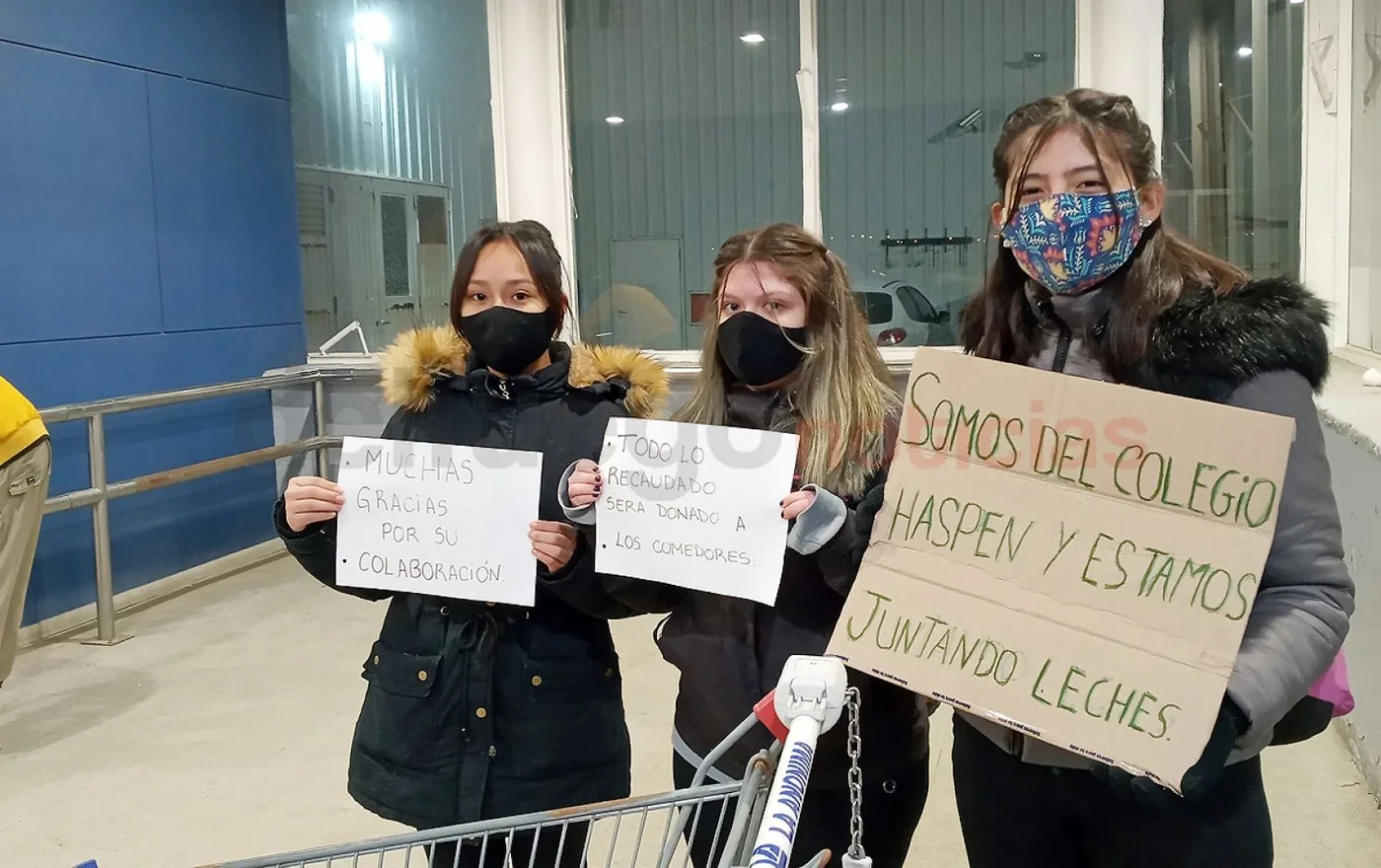 Alumnas del colegio Haspen participaron de la Jornada Solidaria en la puerta de La Anónima.