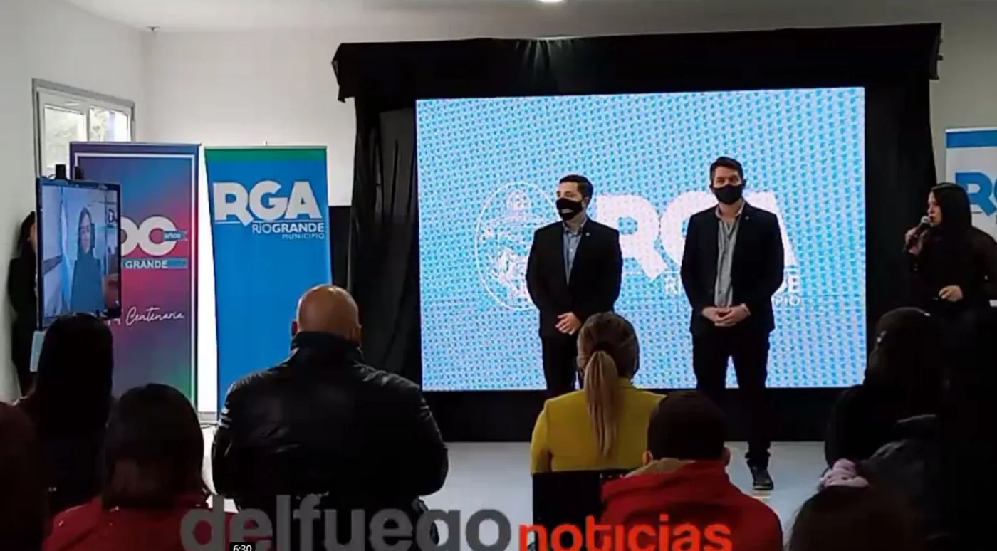 Martín Perez, junto a sus secretarios Ferro y Arce, encabezaron el acto de entrega.