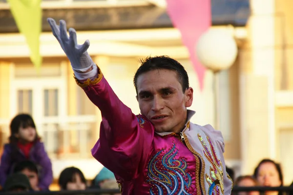 El colorido de las murgas y comparsas llenó de alegría la tarde de domingo.