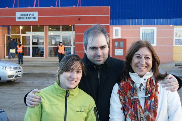 Carla Brizzi, Juan Sánchez Othara y Mary Santoro, antes de votar.