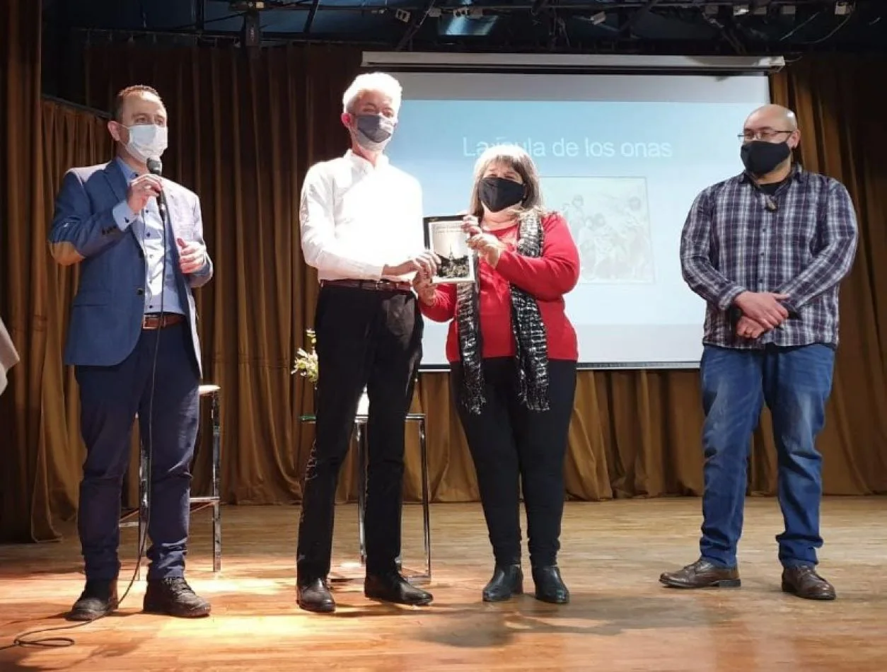 Integrantes de la comunidad Selknam: Margarita Maldonado y Miguel Pantoja, quienes subieron al escenario a recibir un reconocimiento por su labor.