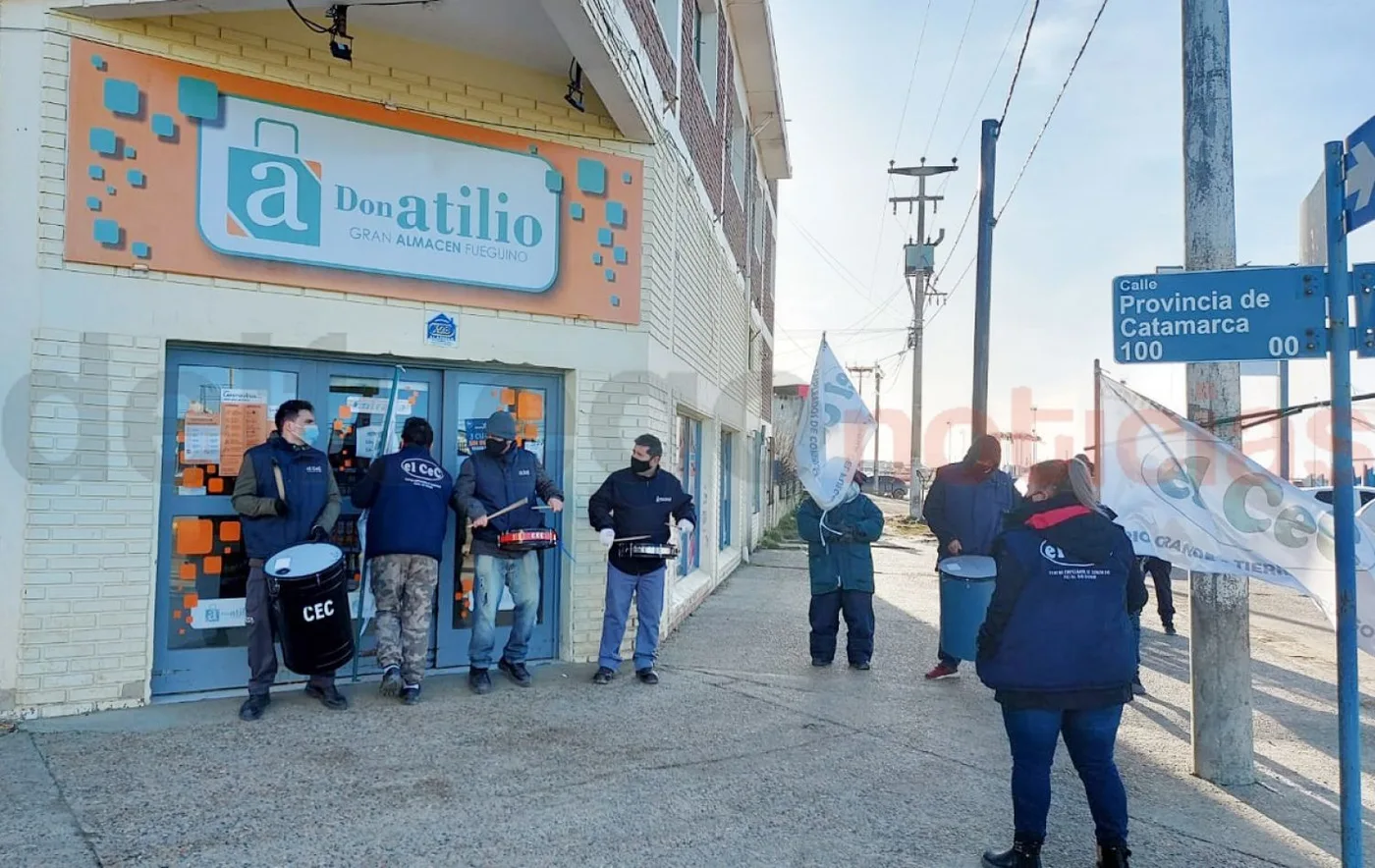 Integrantes del CEC se manifestaron en la puerta de Don Atilio. (Foto: Gentileza Mighens Guzmán).