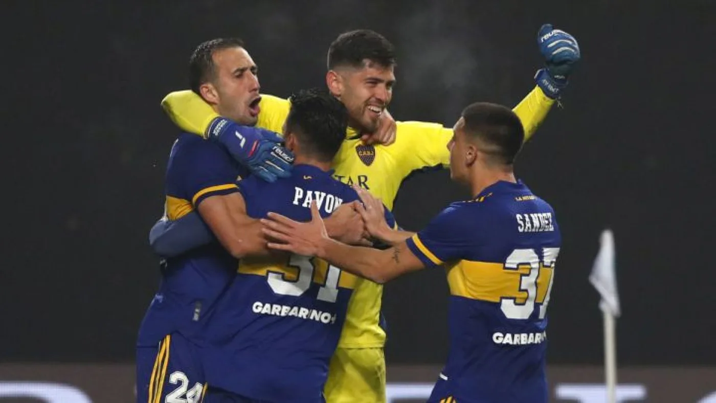 Festeja Rossi, Sandez, Pavón e Izquierdoz.