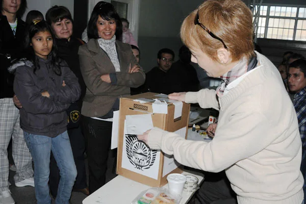 la gobernadora Fabiana Ríos debió esperar más de 50 minutos para votar.