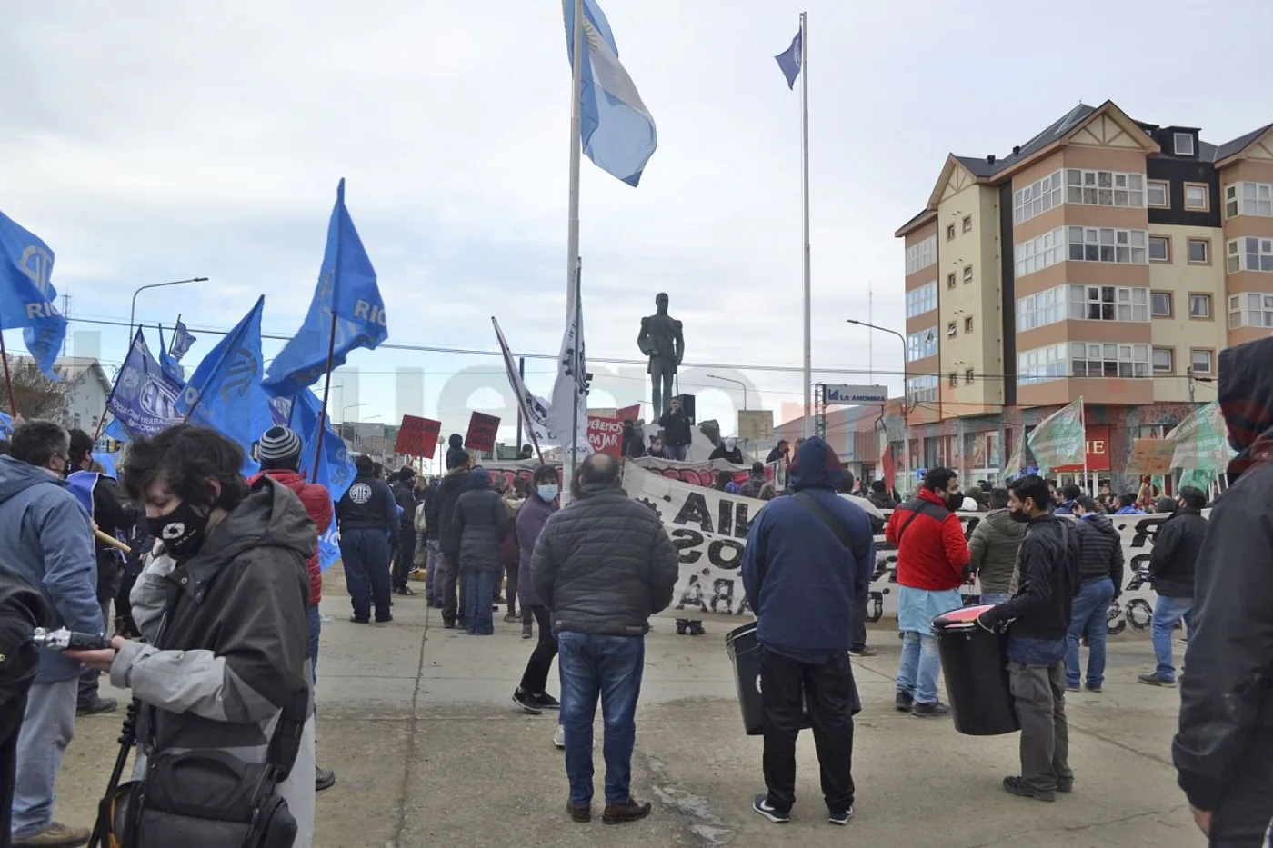 Los trabajadores de las distintas firmas fabriles se concentraron en la intersección de las avenidas San Martín y Belgrano de Río Grande.