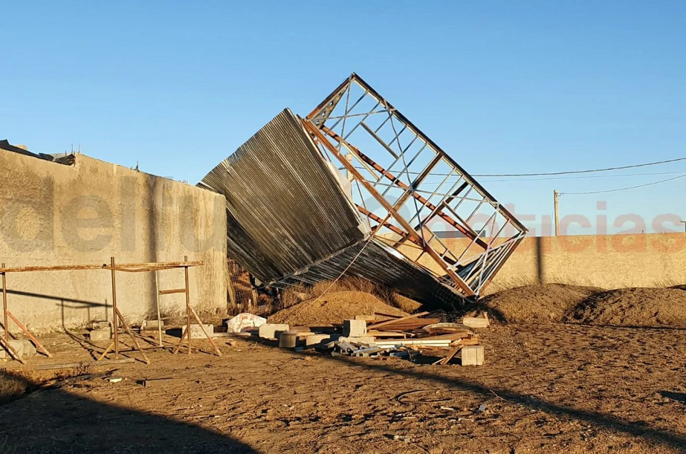 La estructura de una casa colapsó a causa de las fuertes ráfagas.