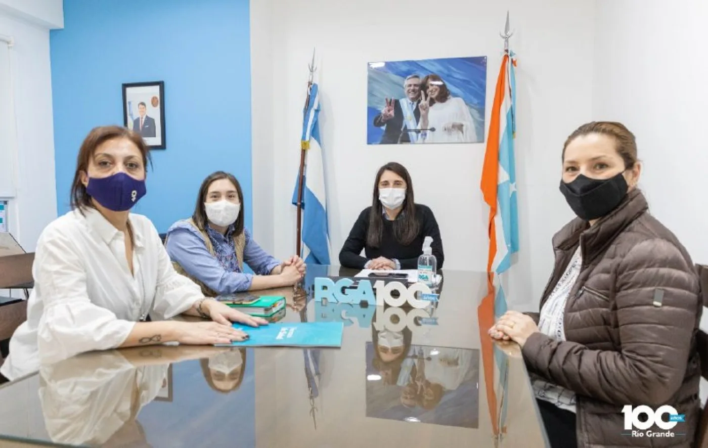 Secretaria de Salud, Eugenia Cóccaro junto a referentes de la Fundación DAR