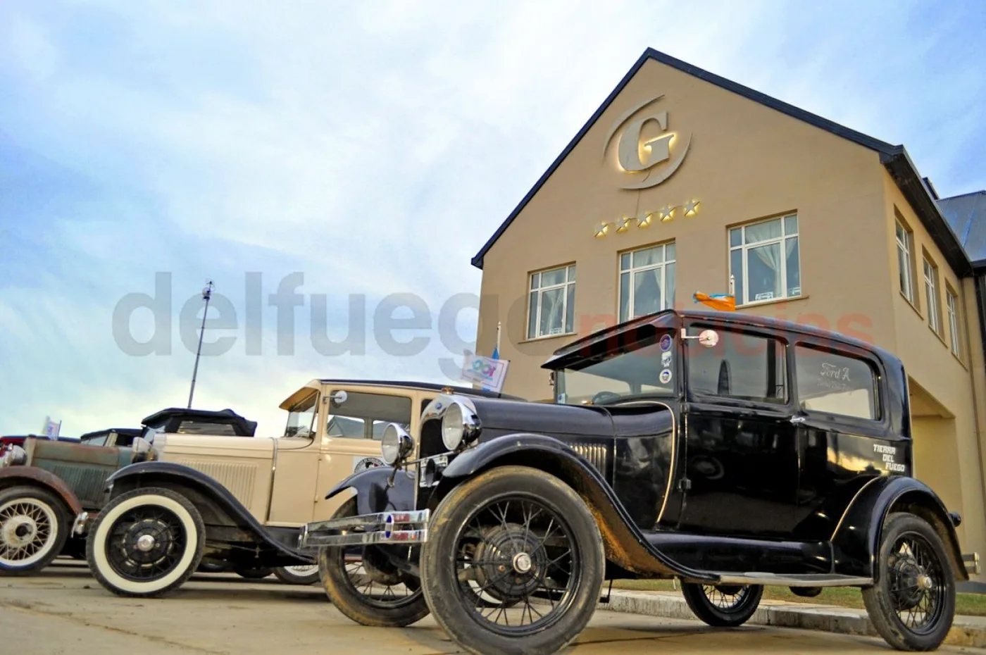De la mano de los Amigos del Ford A, hubo una exposición de autos antiguos en el estacionamiento del grande Hotel.