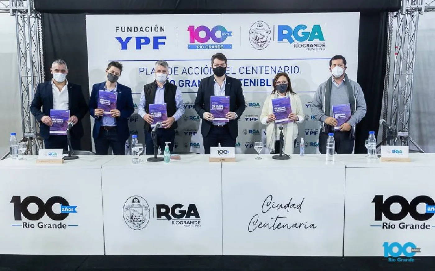 el Intendente de Río Grande, Martín Perez, y la directora de la Fundación YPF, Ofelia Cédola, presentaron el Plan de Acción del Centenario.