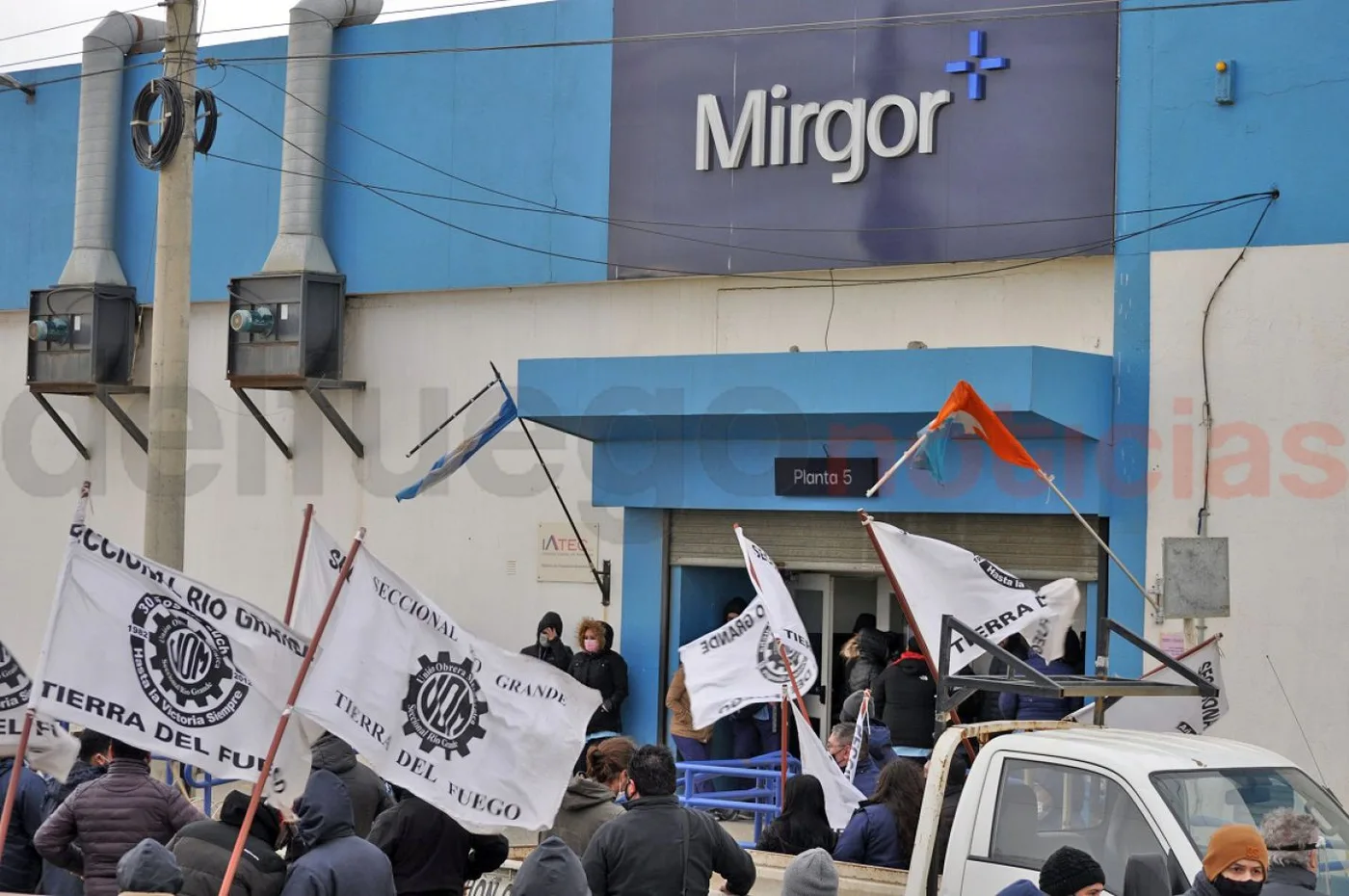 Los trabajadores se manifestaron  en la puerta de la planta de Mirgor de calle Islas Malvinas 2150 de Río Grande.