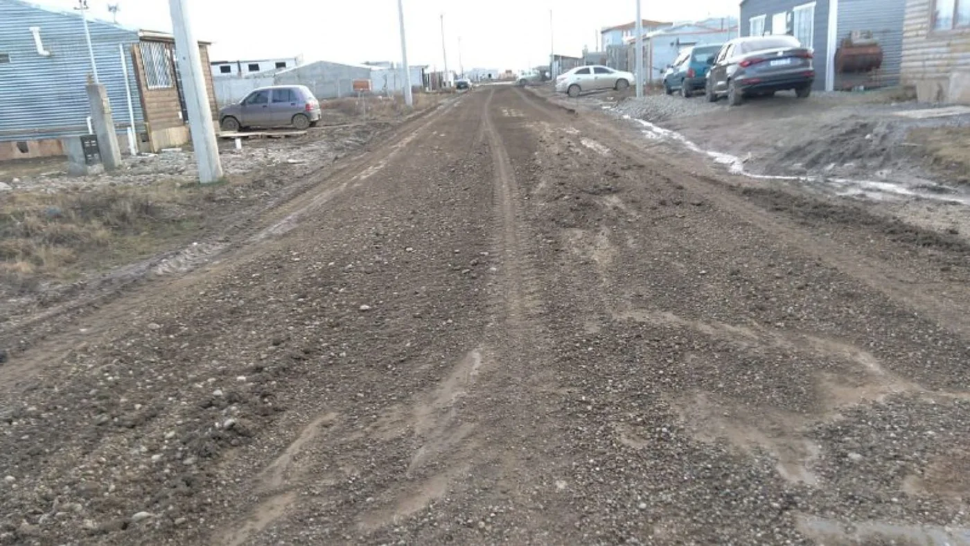 Trabajos de aporte y consolidación de suelo en las calles de ripio de margen sur