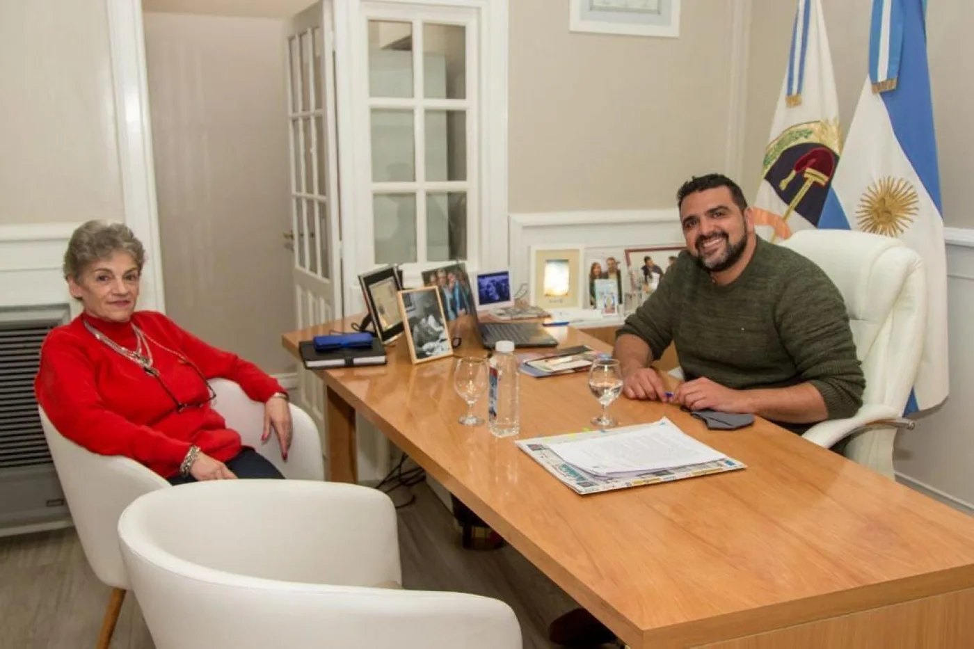 El intendente de Ushuaia, Walter Vuoto, recibió en su despachola directora de la Caja de Previsión Social de Tierra del Fuego, Patricia Blanco.