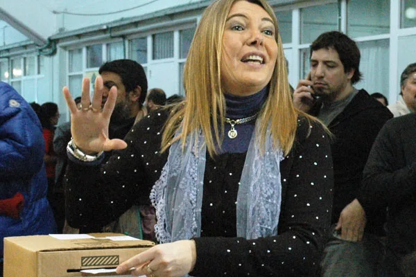 Rosana Bertone votó en ushuaia y partió hacia Río Grande.