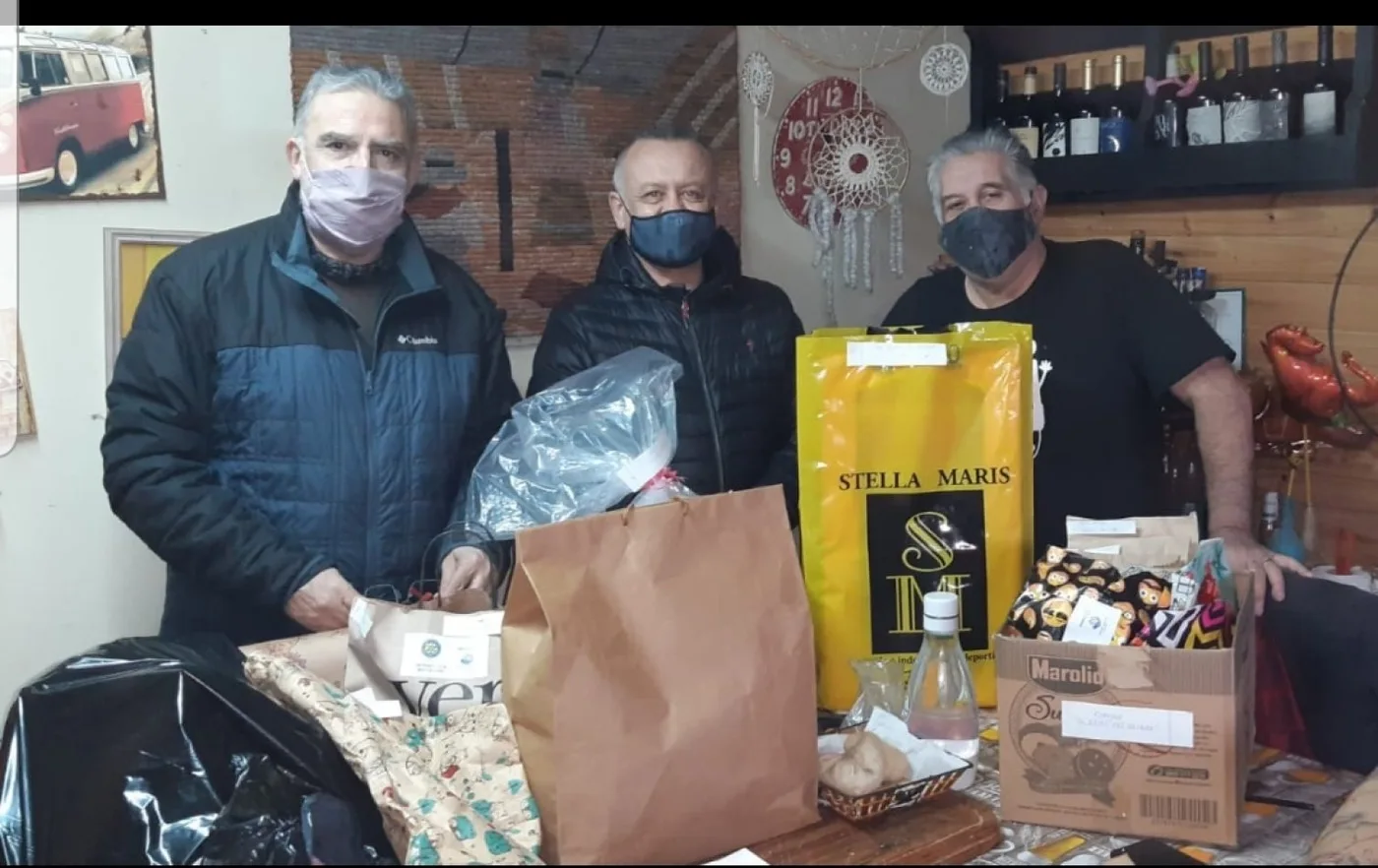 Integrantes del Rotary Club Río Grande repartieron juguetes en los comedores de la ciudad.
