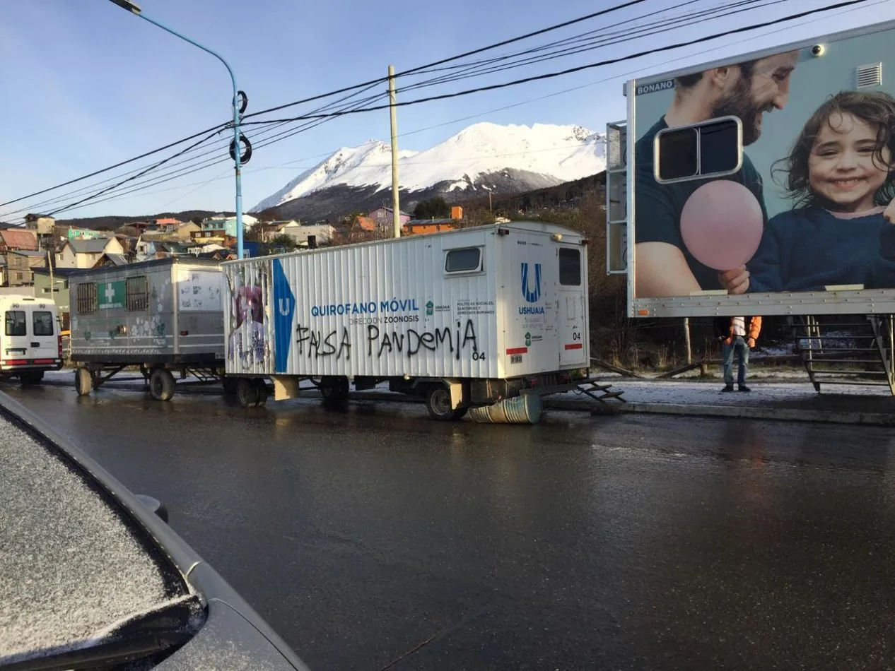 Pintadas en las unidades, sanitarias móviles del municipio de Ushuaia
