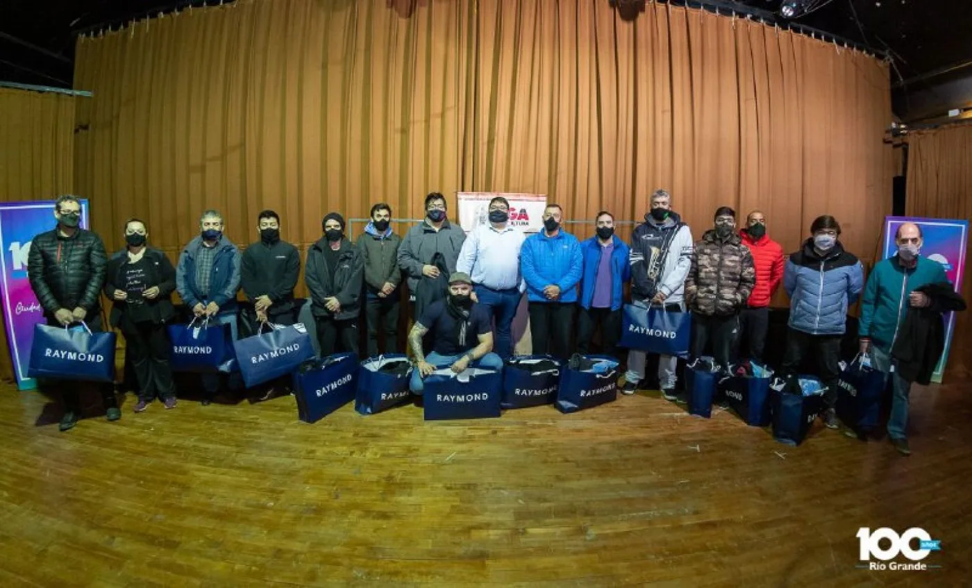 Entrega a los integrantes de la Banda Municipal de vestimenta completa para llevar adelante sus presentaciones. 